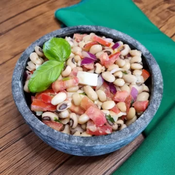 Salada de feijão-fradinho com ovo
