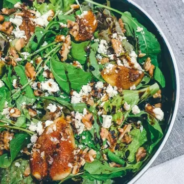 Salada de folhas com figo
