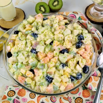 Salada de frutas com leite condensado