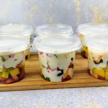 Salada de frutas no pote com creme de leite Ninho