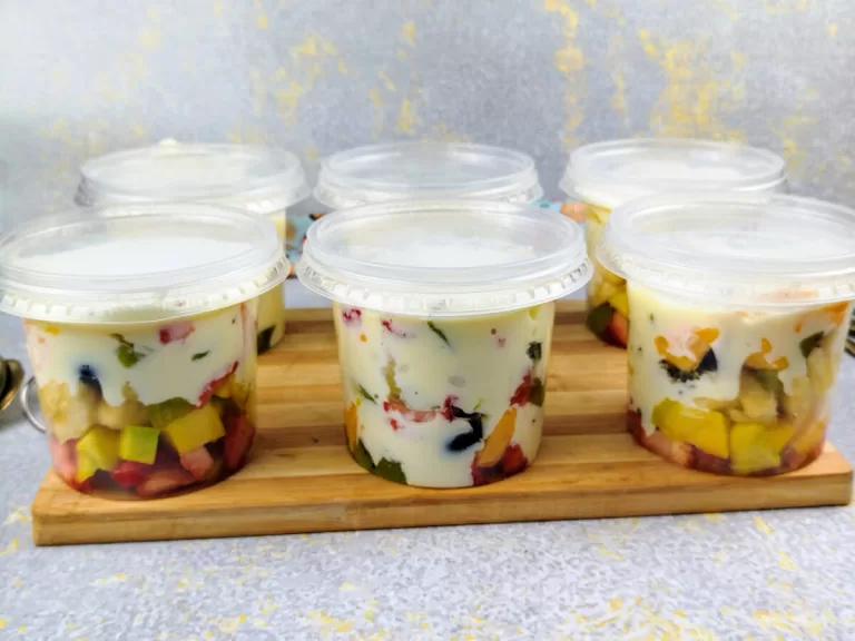 Receita de Salada de frutas no pote com creme de leite Ninho
