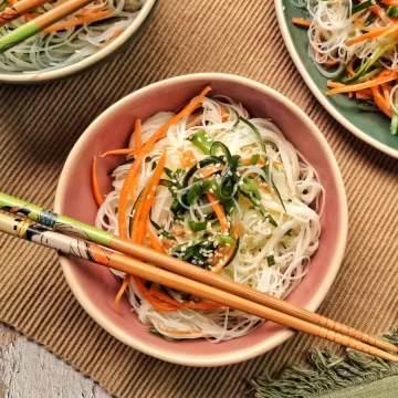 Salada de legumes com bifum
