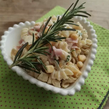 Salada de macarrão com presunto