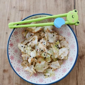 Salada de repolho com gergelim e shoyu