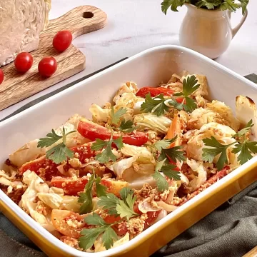 Salada de repolho com ricota e tomate