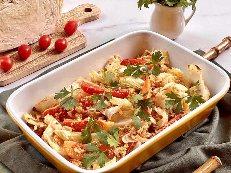 Receita de Salada de repolho com ricota e tomate