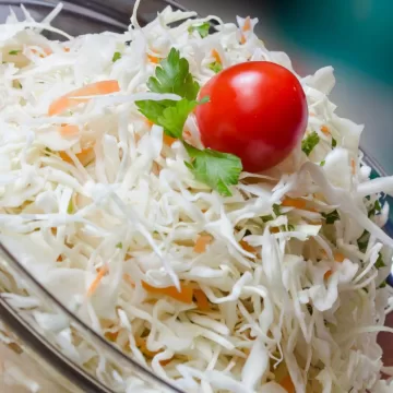 Salada de repolho com tomate-cereja