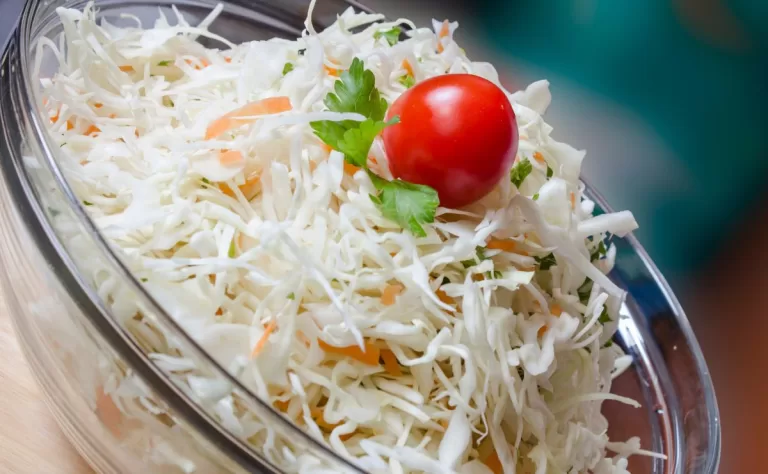 Receita de Salada de repolho com tomate-cereja