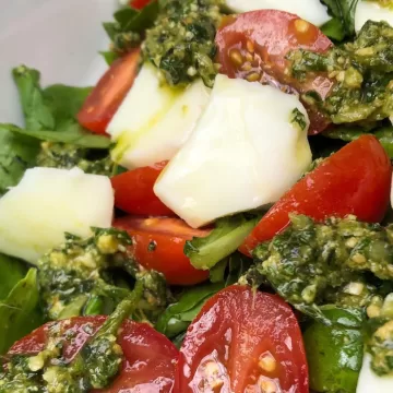 Salada de rúcula caprese