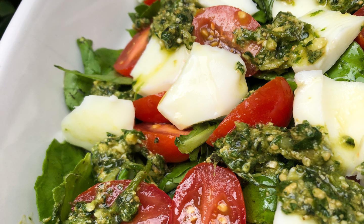 Salada de rúcula caprese