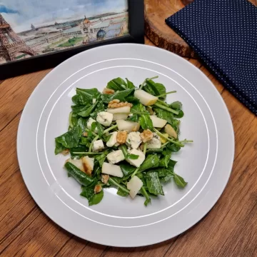 Salada de rúcula com pera e gorgonzola