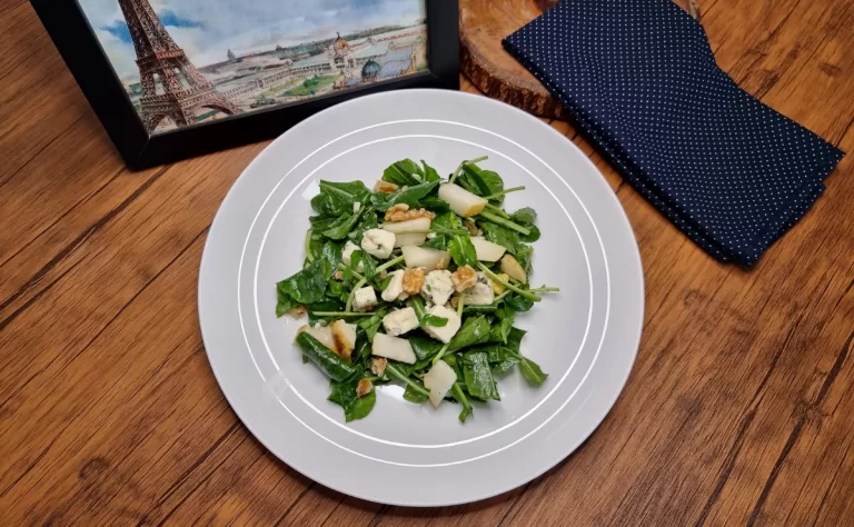 Receita de Salada de rúcula com pera e gorgonzola