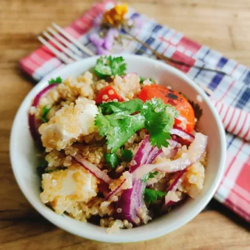 Salada mediterrânea de quinoa
