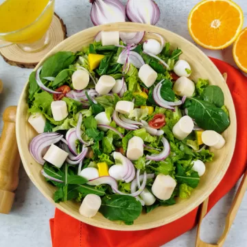 Salada tropical com molho de laranja