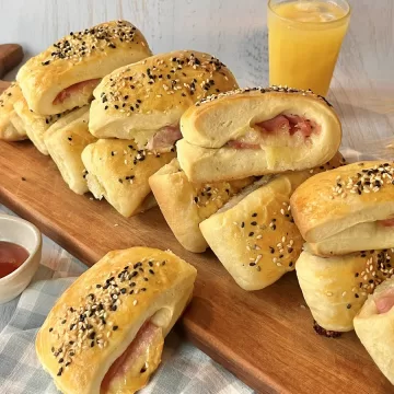 Salgado assado de presunto e queijo