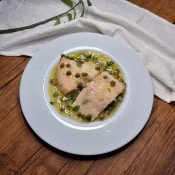 Salmão assado com molho de alcaparras