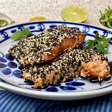 Salmão com crosta de gergelim na airfryer