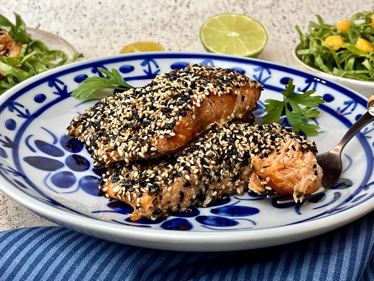 Salmão com crosta de gergelim na airfryer