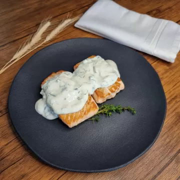 Salmão grelhado ao molho de ervas