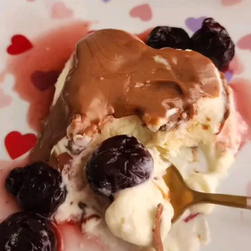 Semifreddo de chocolate branco com calda de cerejas