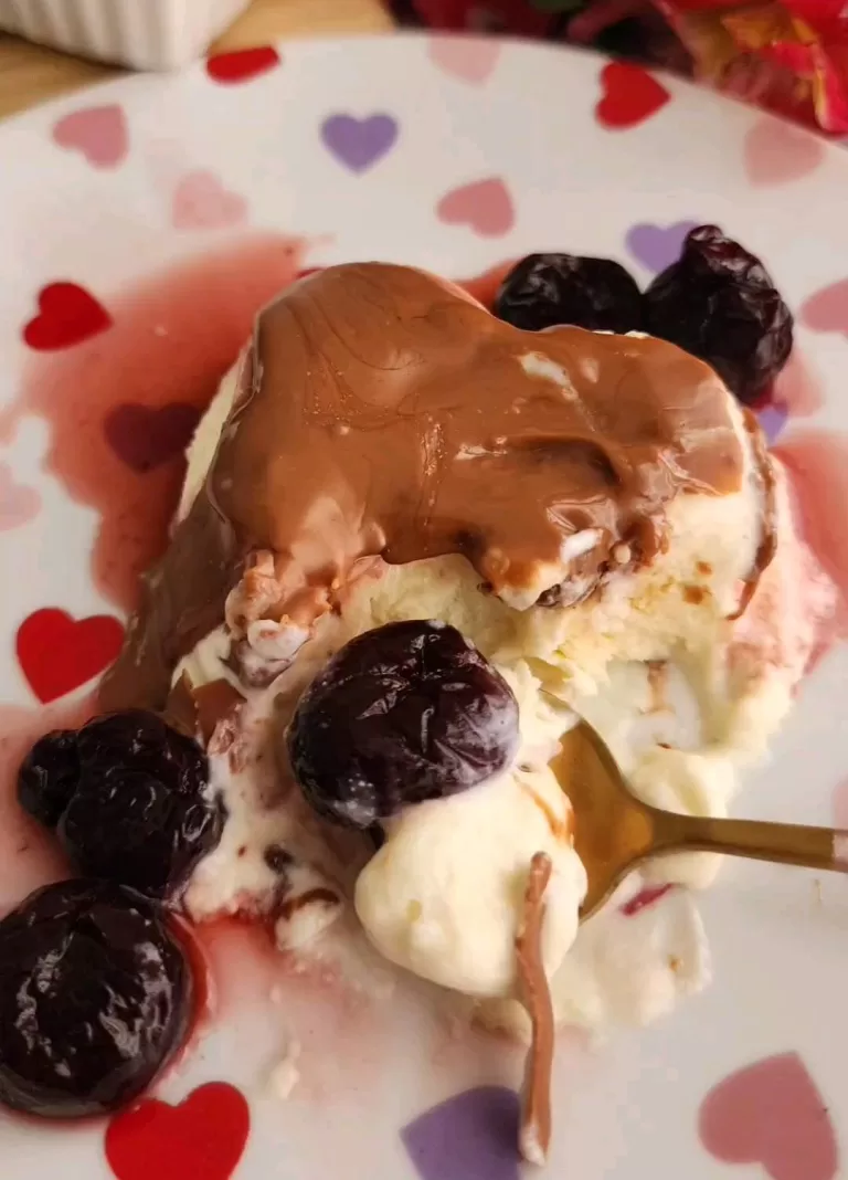 Receita de Semifreddo de chocolate branco com calda de cerejas