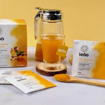 Shot de vitaminas com chá de mel, gengibre e cúrcuma