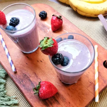 Smoothie de banana e frutas vermelhas