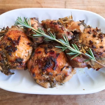 Sobrecoxa de frango assada com ervas