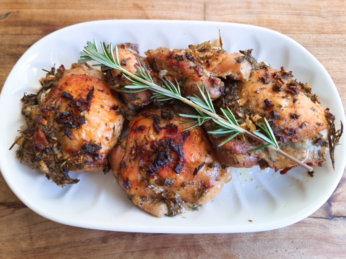 Sobrecoxa de frango assada com ervas