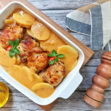Sobrecoxa na panela de pressão com batata