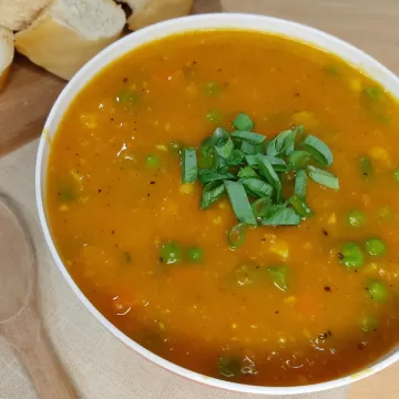 Sopa de abóbora com legumes
