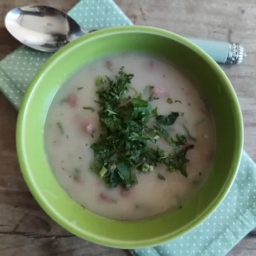 Sopa de alho-poró com calabresa