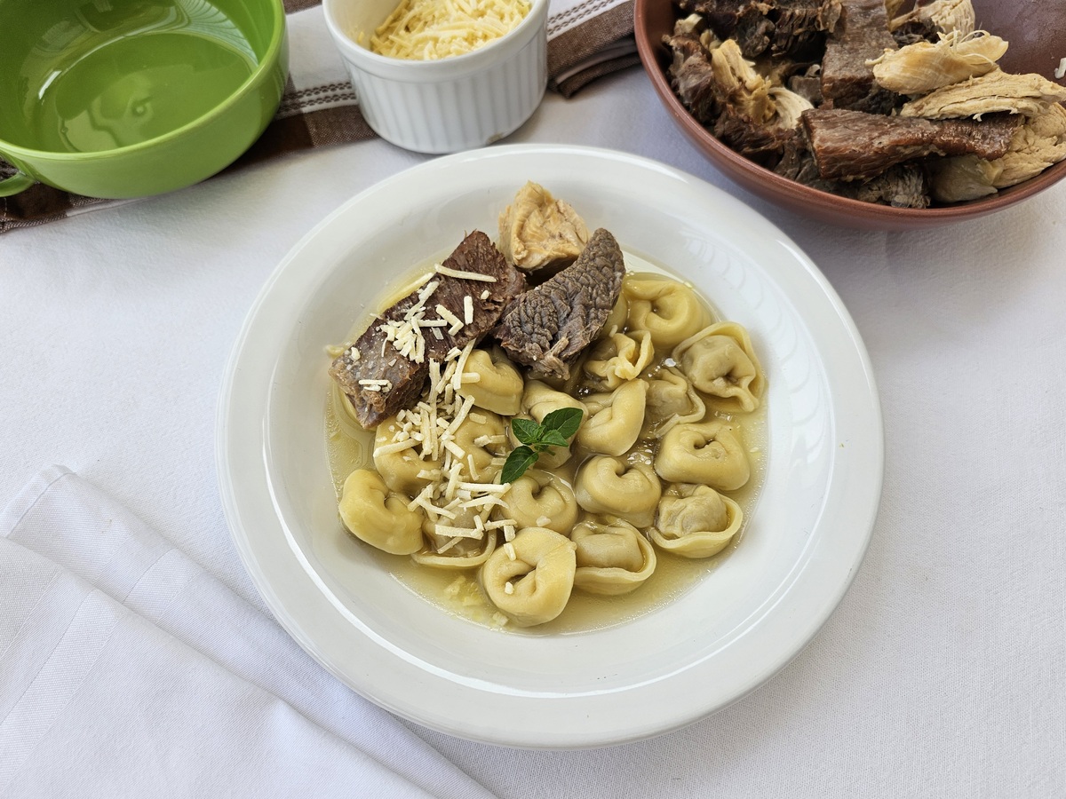 Sopa de capeletti tradicional italiana