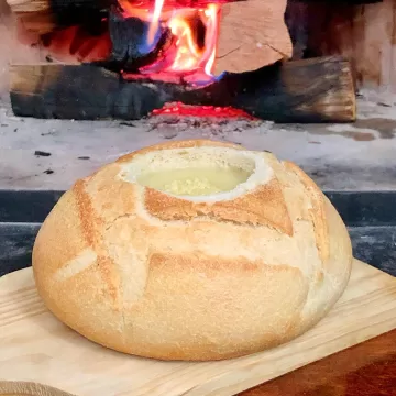 Sopa de cebola no pão italiano