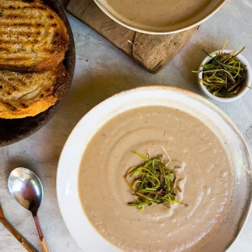 Sopa de couve-flor com alho-poró