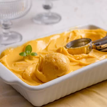 Sorvete de banana e manga no liquidificador