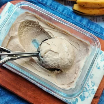 Sorvete fit de banana com pasta de amendoim