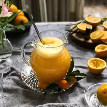 Suco de laranja com erva-cidreira