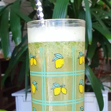 Suco de limão com gengibre e hortelã