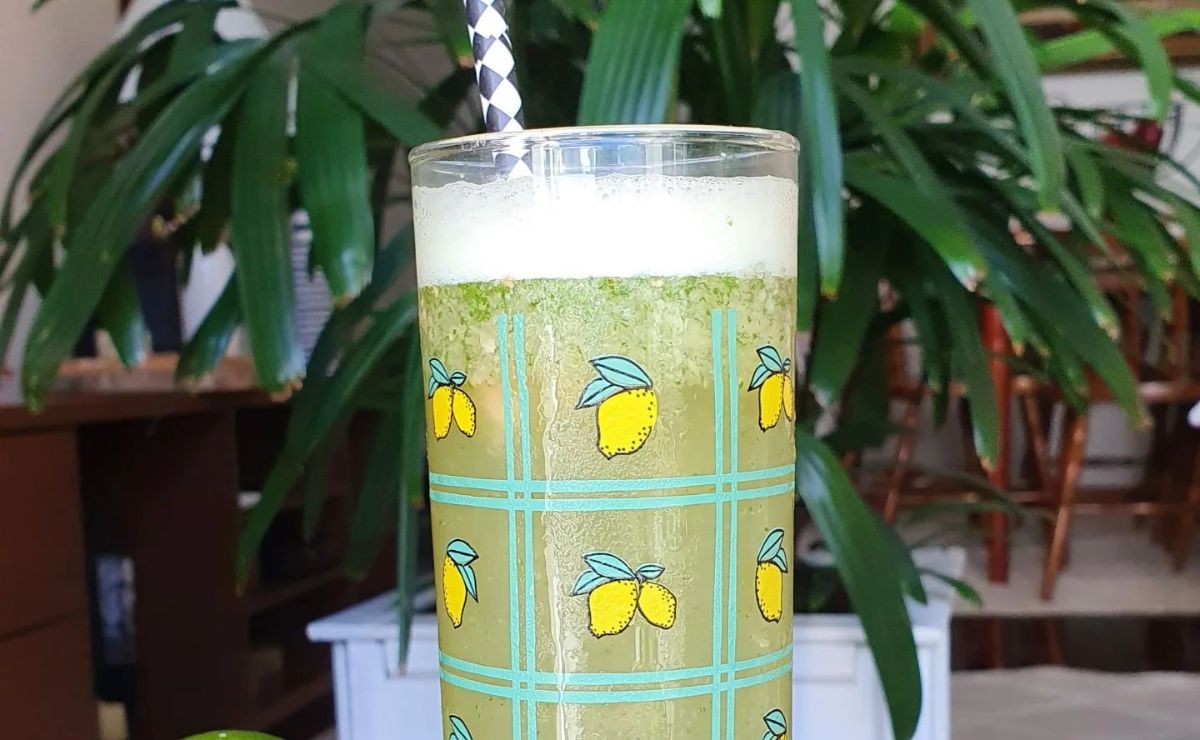 Suco de limão com gengibre e hortelã
