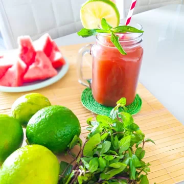 Suco de melancia e limão com hortelã e manjericão