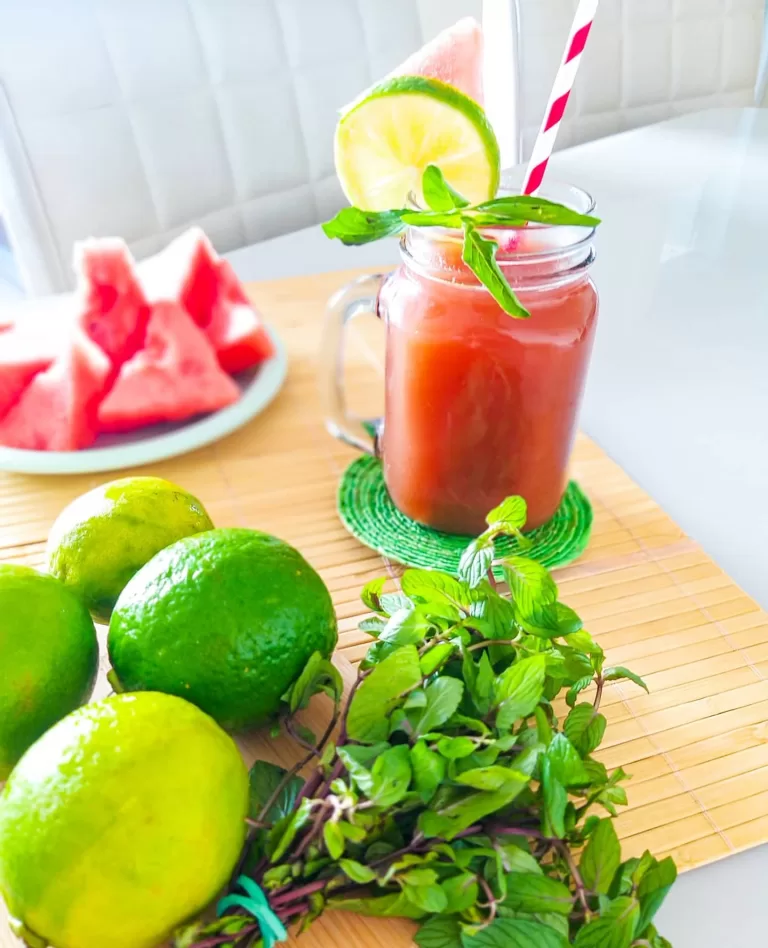 Receita de Suco de melancia e limão com hortelã e manjericão