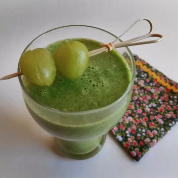 Suco detox de couve com abacaxi