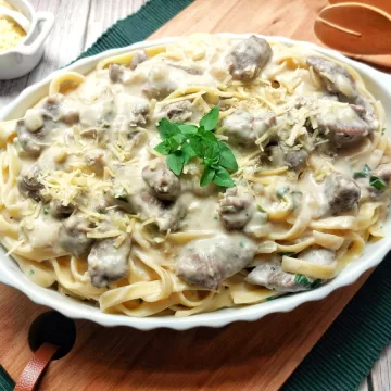 Talharim ao molho branco com tiras de filé mignon