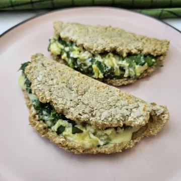 Toast de aveia com ovo e espinafre
