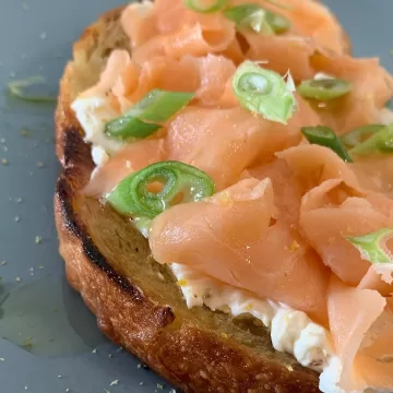 Toast de salmão com cream cheese