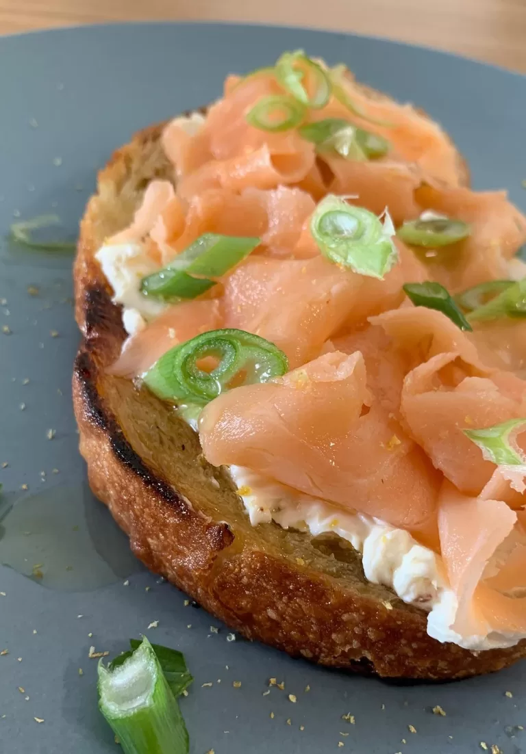 Receita de Toast de salmão com cream cheese