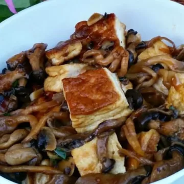 Tofu com shimeji