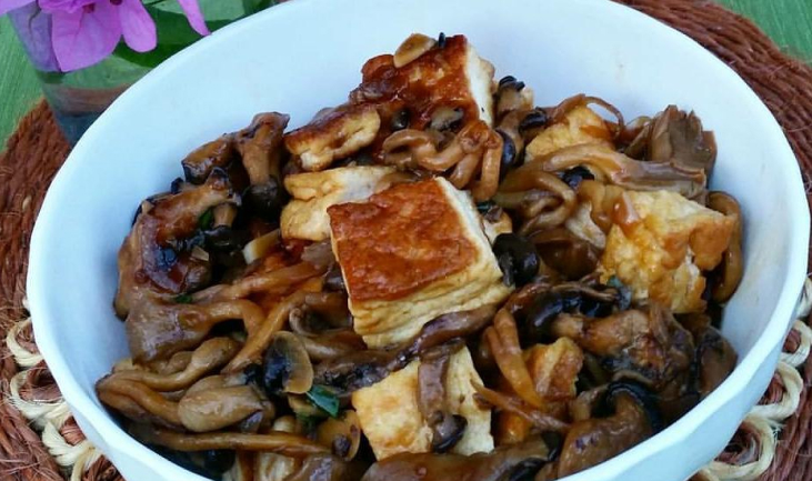 Tofu com shimeji