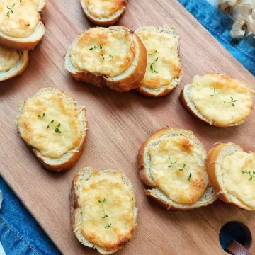 Torradinhas de maionese e queijo